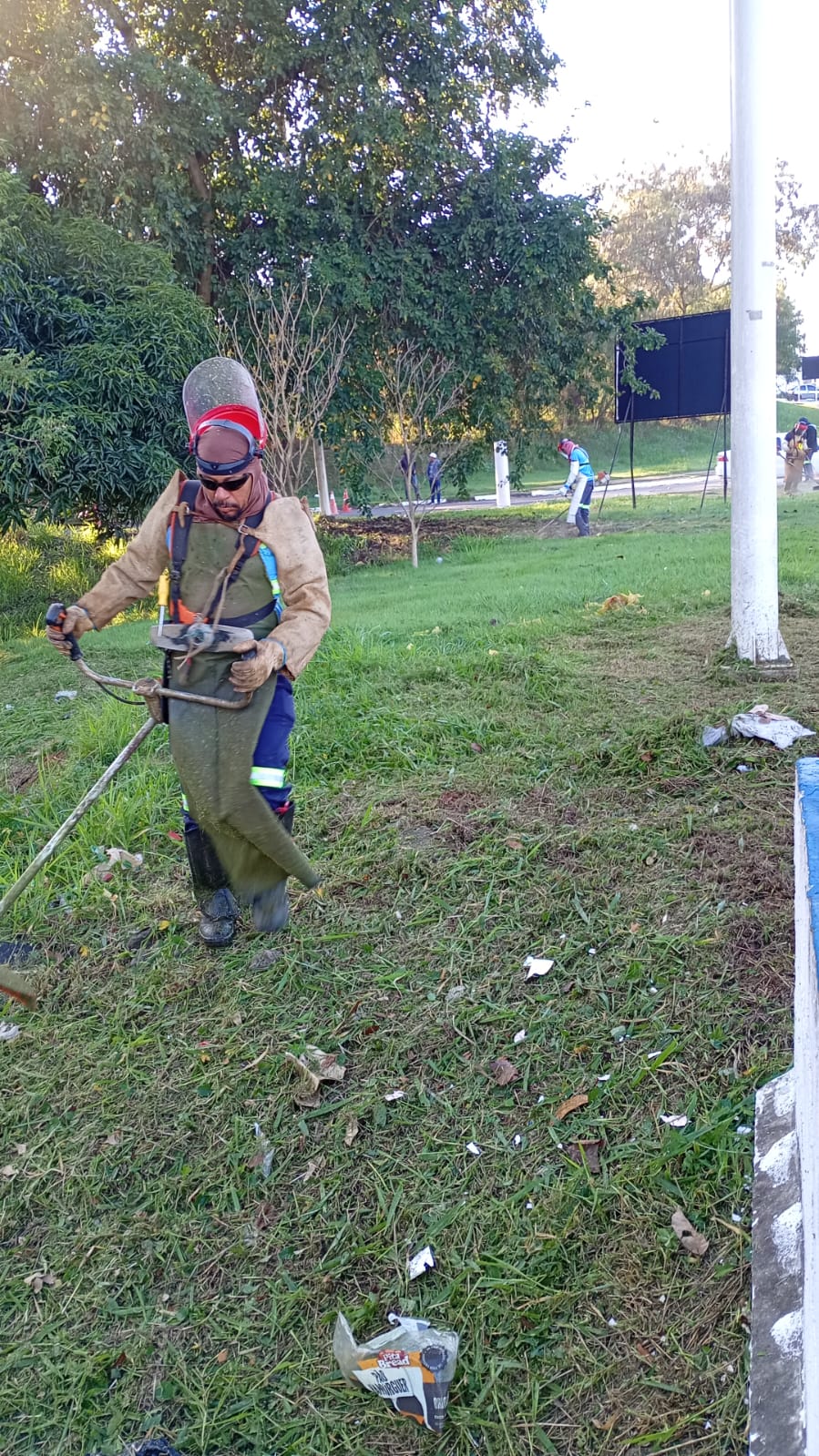 Parque Socioambiental Chico Mendes recebe mutirão de poda do mato e limpeza realizado pela Prefeitura