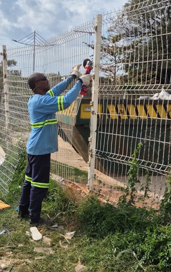 Equipes da Prefeitura de Hortolândia trabalham no conserto de dispositivos públicos vandalizados no Jardim Amanda