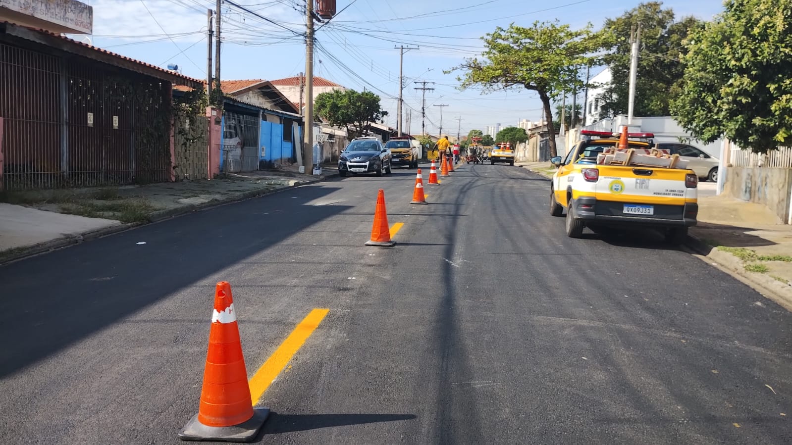Primeira via recapeada na região do Jd. Rosolém recebe nova sinalização de solo realizada pela Prefeitura