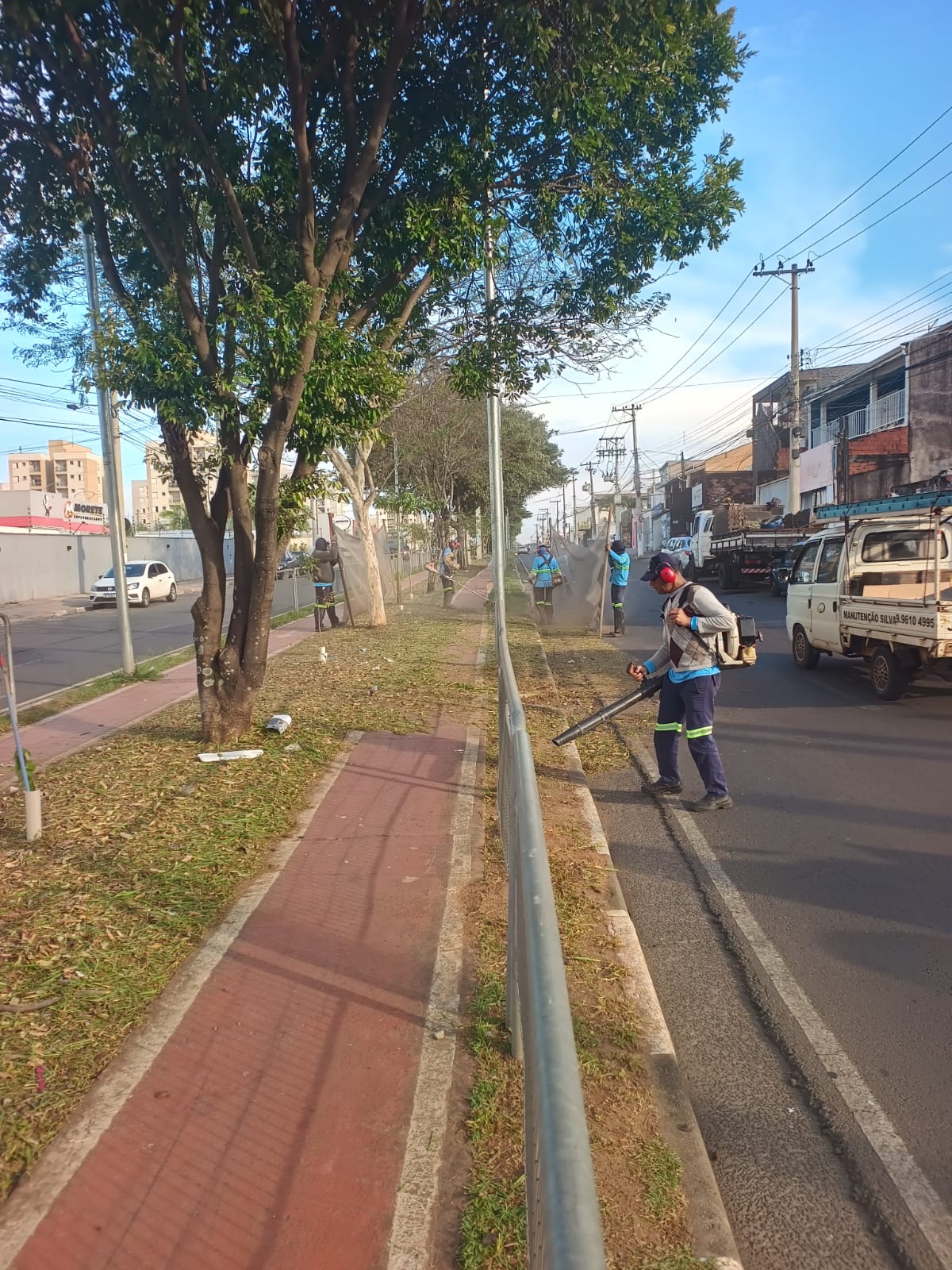 Mutirão de poda do mato e limpeza é realizado pela Prefeitura de Hortolândia nos canteiros centrais de ruas e avenidas da cidade