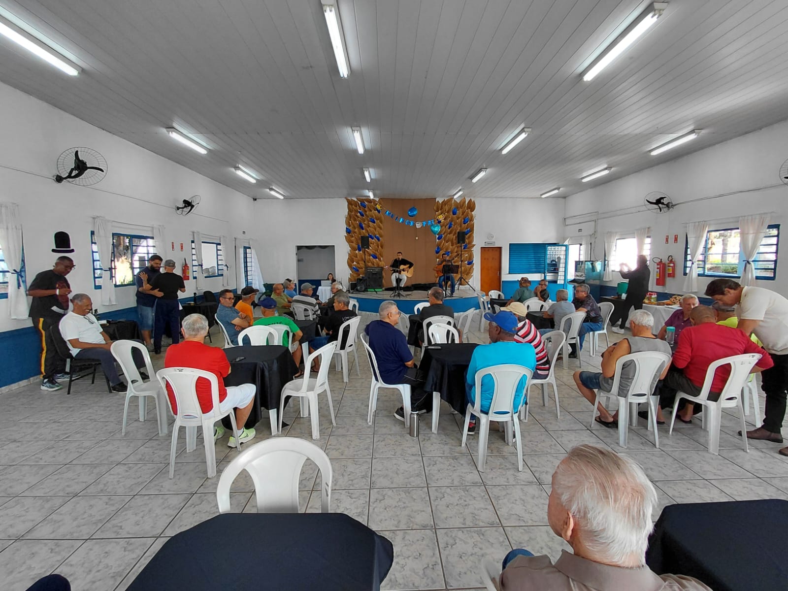 Idosos celebram Dia dos Pais em Hortolândia