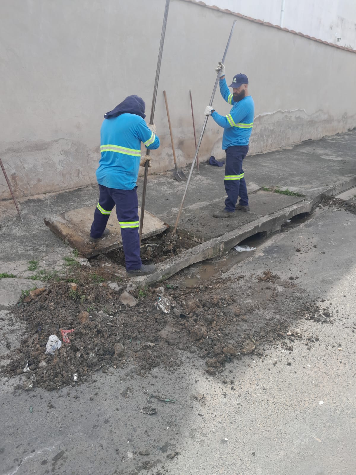Mutirão de limpeza dos bueiros da Prefeitura de Hortolândia é realizado em dispositivos no Jardim Nova América